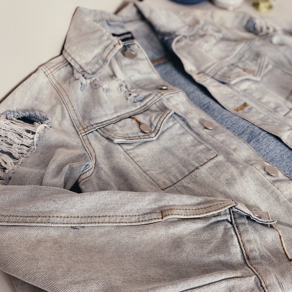 PRETTY LITTLE THING Distressed Light Wash Oversized Denim Jacket - Picture 4 of 5